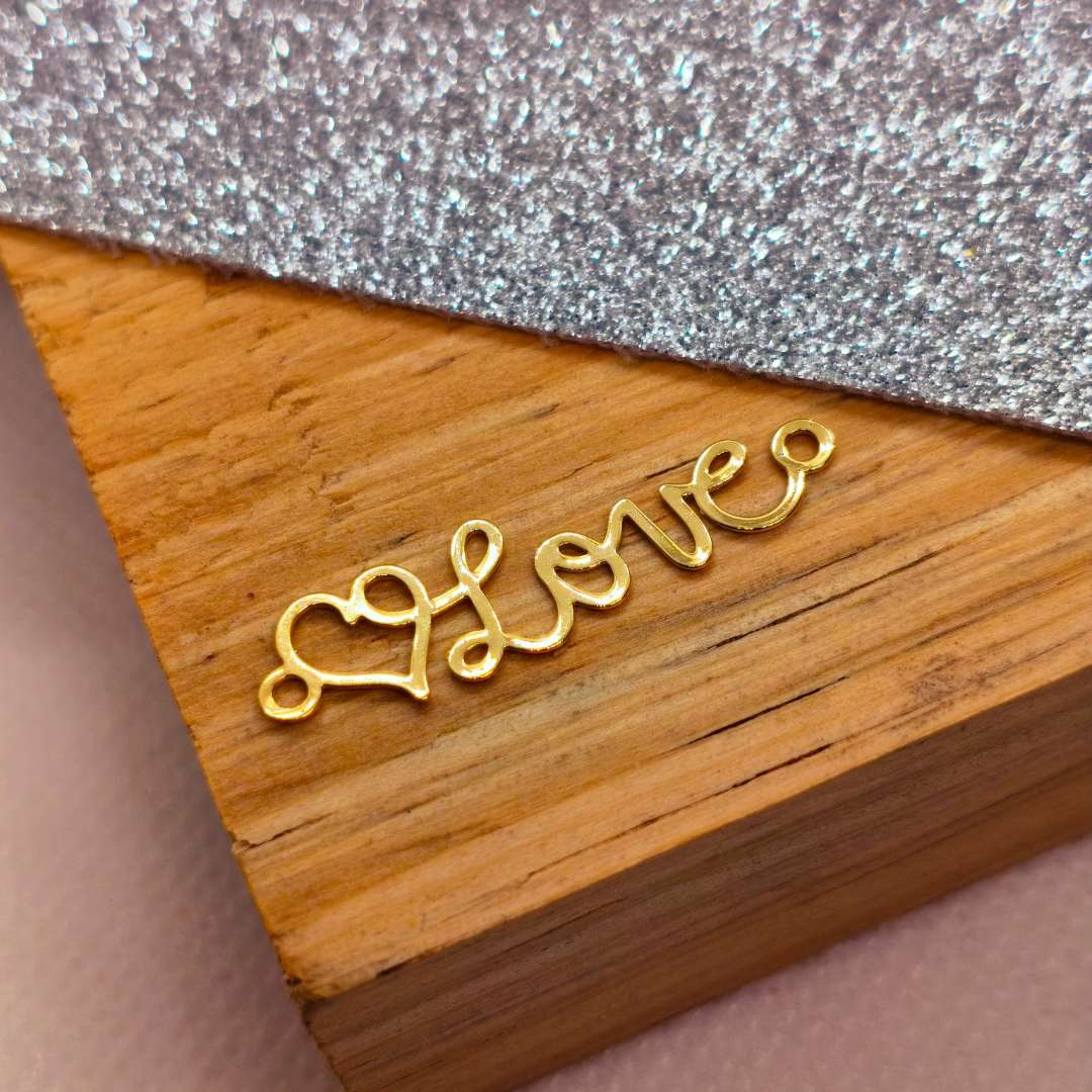 Conector Gold Filled Caligrafia Love y Corazon 30 mm - Paquete de 1 Unidades