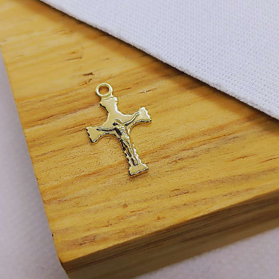 Dije Gold Filled Crucifijo Relieve 15 mm - Paquete de 1 Unidades