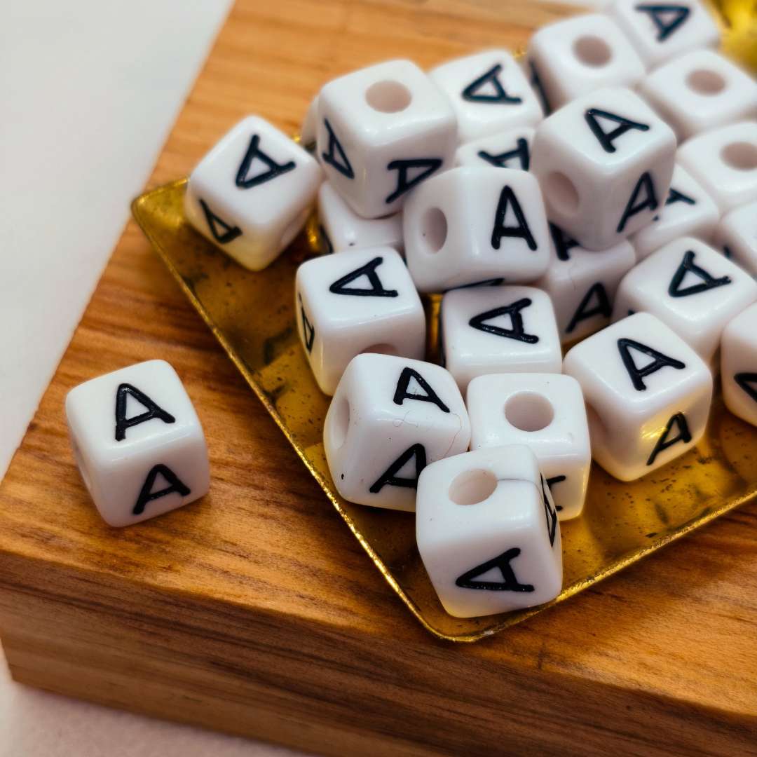 Pasador Acrilico Cubo Letras 10 mm - Paquete de 30 Unidades
