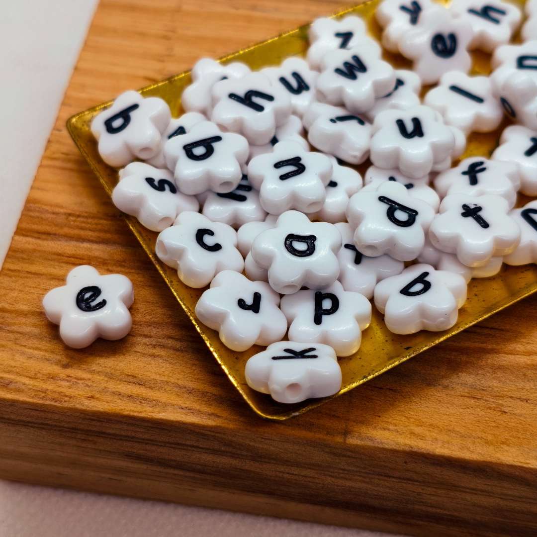 Pasador Acrilico Flor Letras 10 mm - Paquete de 50 Unidades