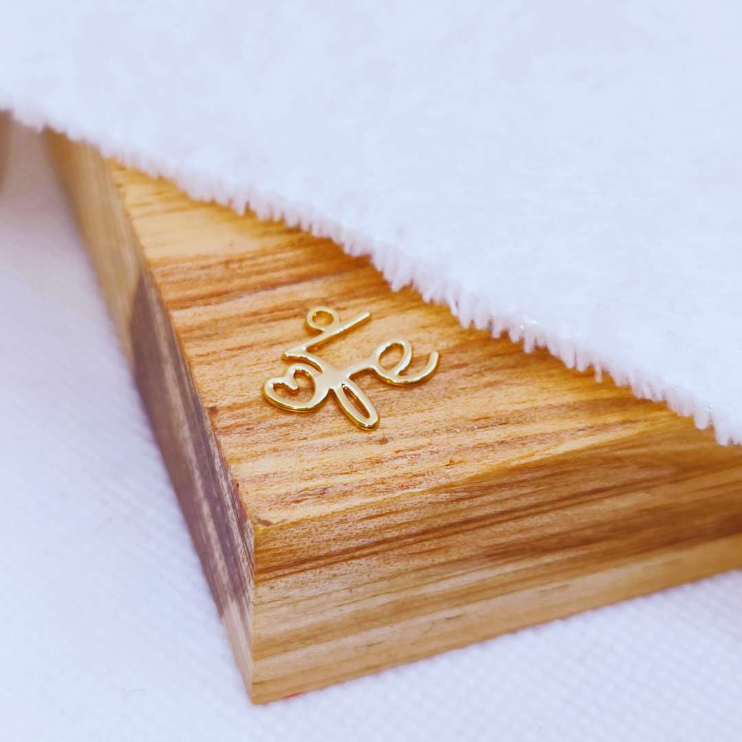 Dije Gold Filled Caligrafia Fe y Corazon 15 mm  -  Paquete de 1 Unidades