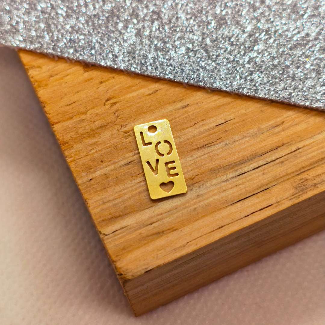 Dije Gold Filled Rectangular Love 15 mm  -  Paquete de 1 Unidades
