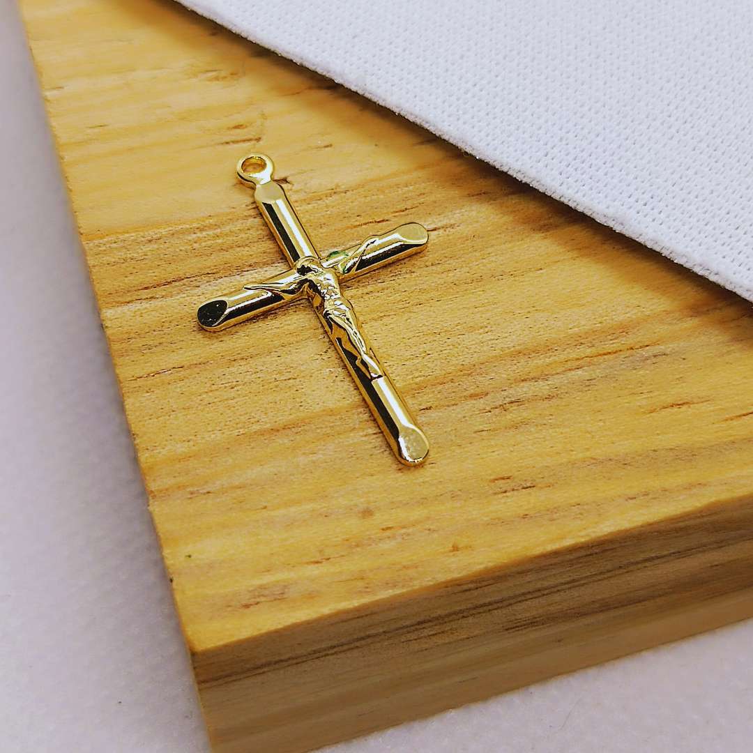 Dije Gold Filled Crucifijo Relieve 25 mm  -  Paquete de 1 Unidades