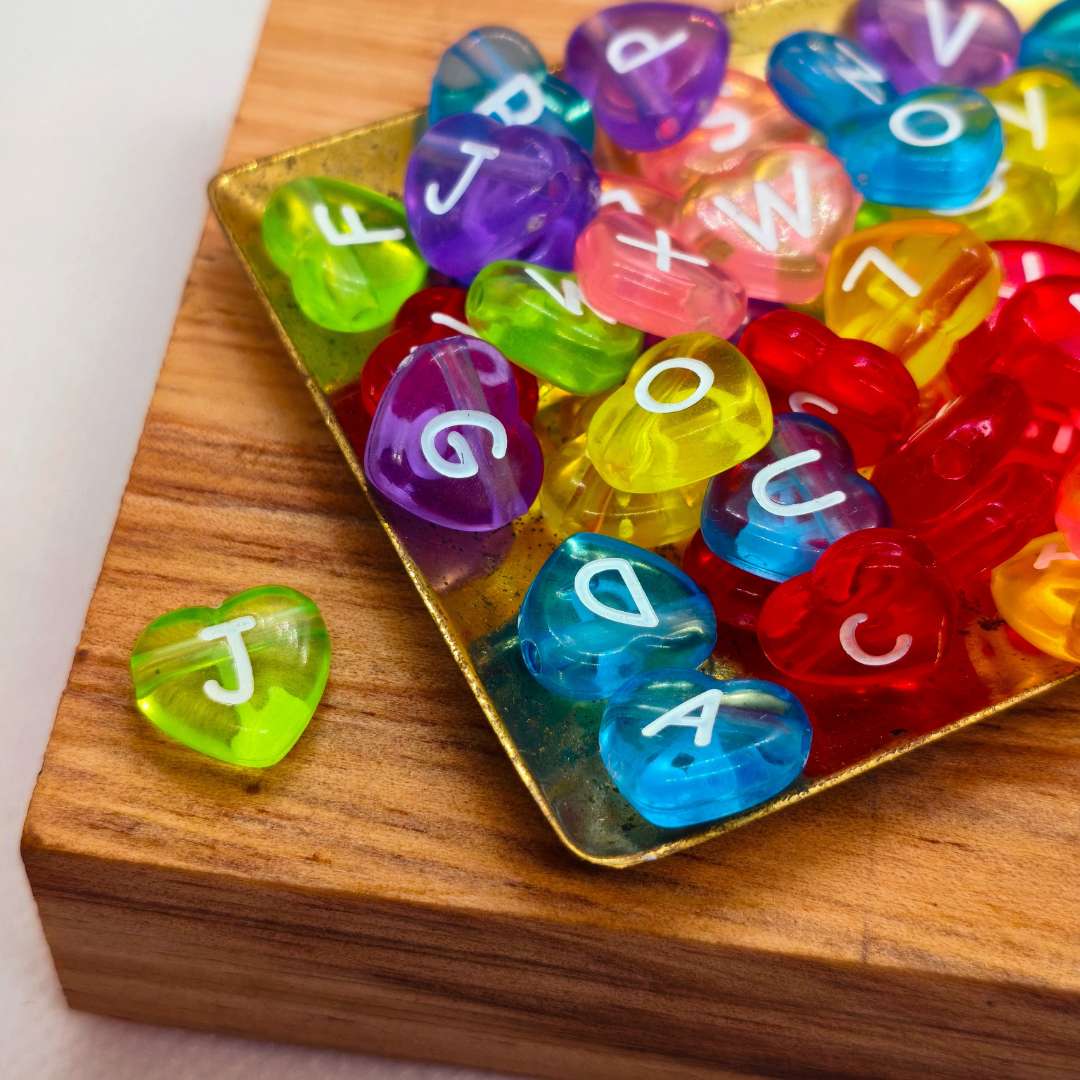 Pasador Acrilico Corazon Letras 10 mm  -  Paquete de 50 Unidades