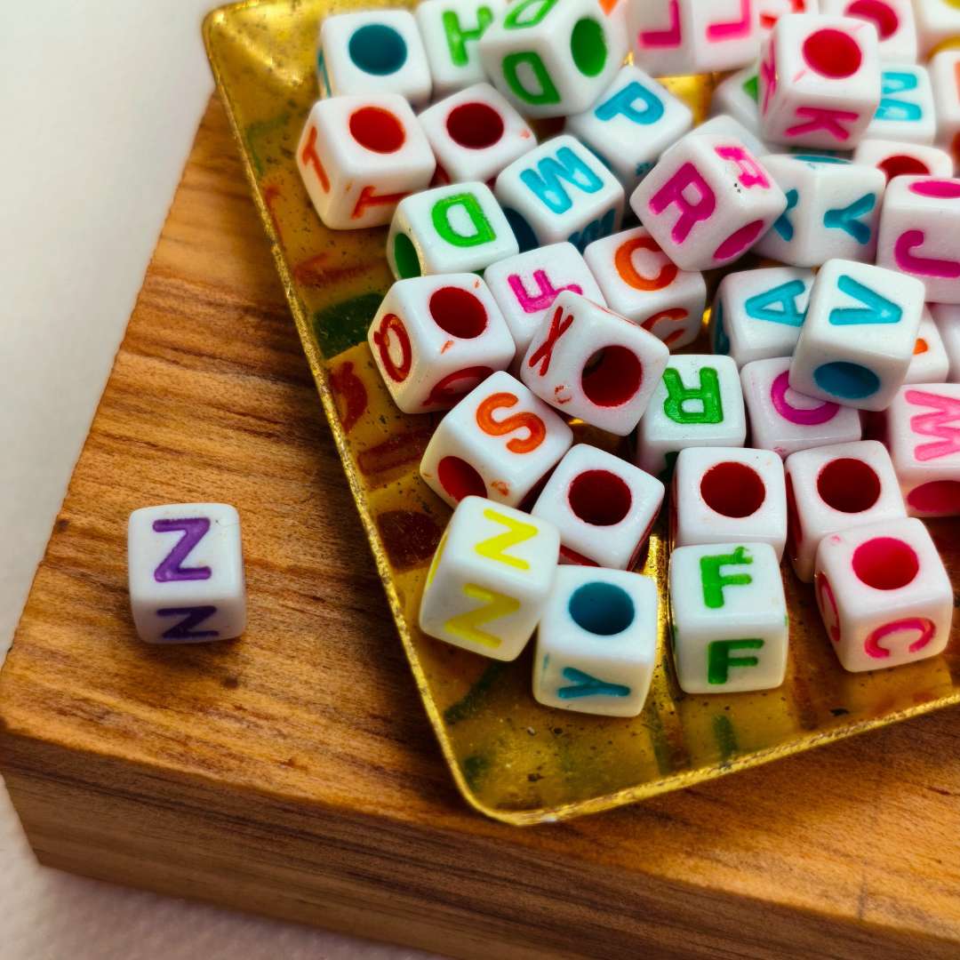 Pasador Acrilico Cubo Letras 07 mm  -  Paquete de 50 Unidades