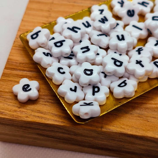 Pasador Acrilico Flor Letras 10 mm  -  Paquete de 50 Unidades