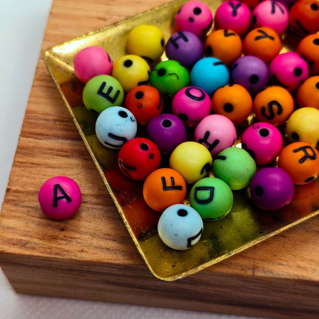Pasador Acrilico Esfera Letras 07 mm  -  Paquete de 50 Unidades